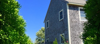 Duplex Sunny Condo in residential neighborhood, 5min walk to bike paths!!!