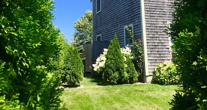 Duplex Sunny Condo in residential neighborhood, 5min walk to bike paths!!!