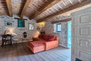 Fernseher, Kamin, DVD-Player, Bücher