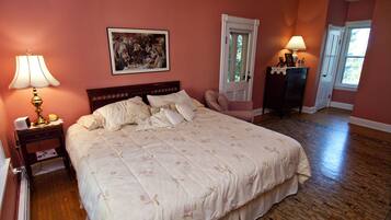 5 bedrooms, iron/ironing board, free internet, bed sheets