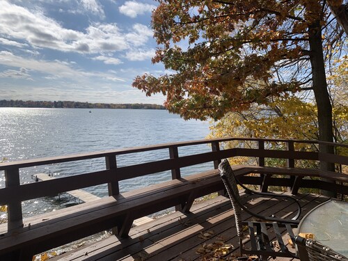 Historiallinen Ruotsin Mökki hiljaisilla Lindstrom Järvi