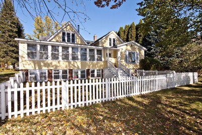 Historic Swedish Cottage on Quiet Lindstrom Lake