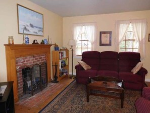 Een televisie, een dvd-speler en een stereo