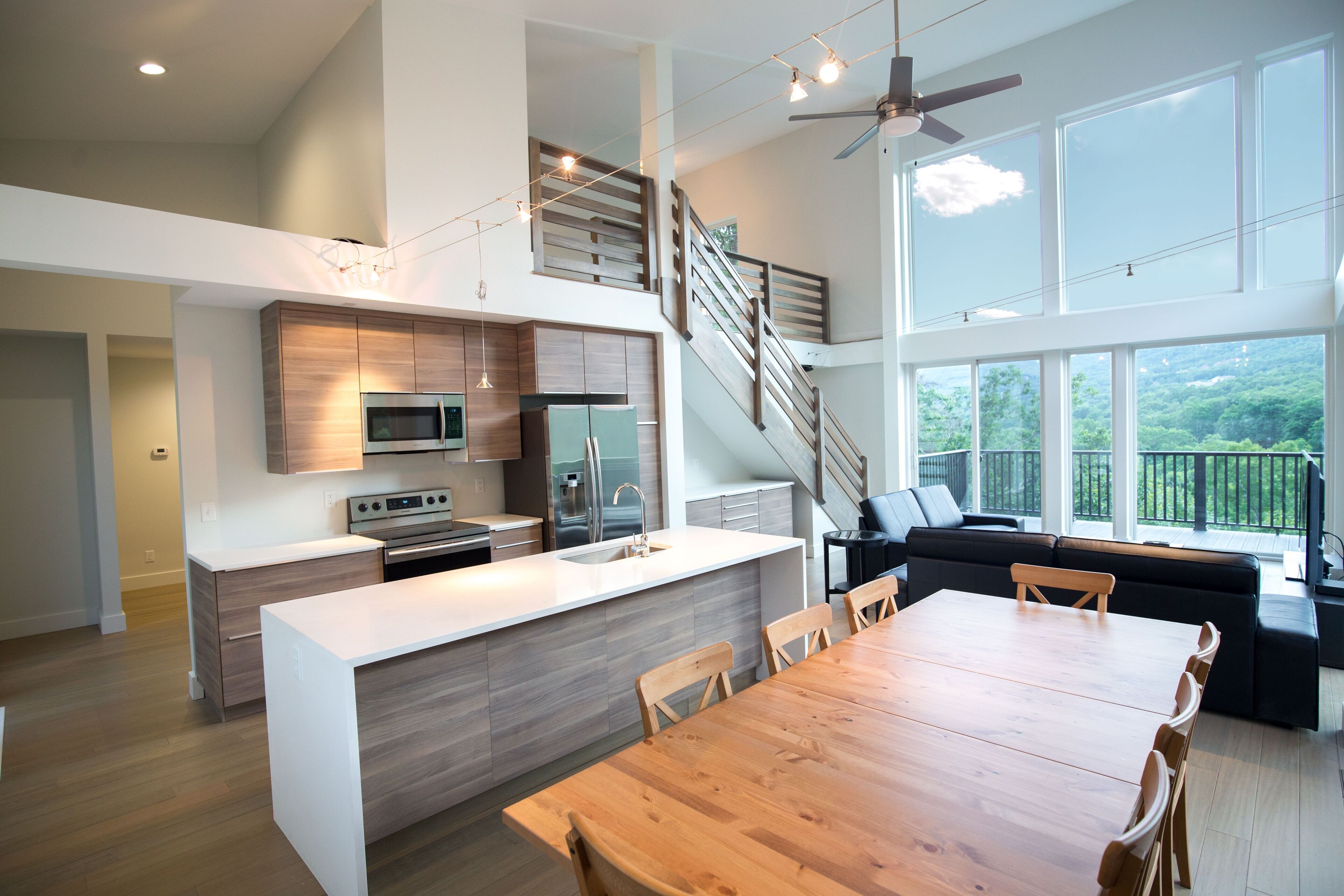 Stunning Views and Tastefully Decorated; Middle of Mtn; Work Space; Games & WiFi