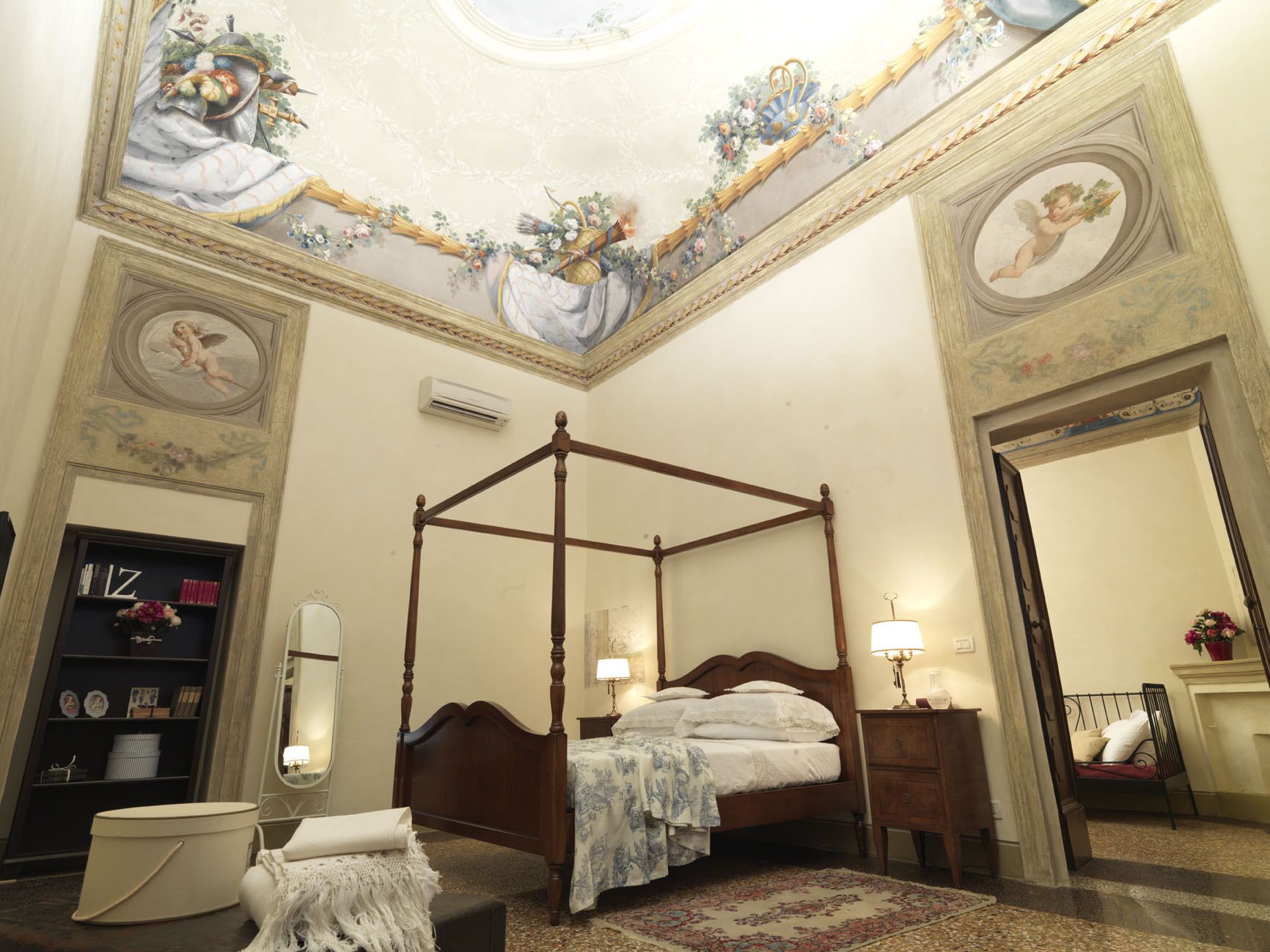 Luxury Apartment In An Ancient Historical Palace In The Heart Of Bologna