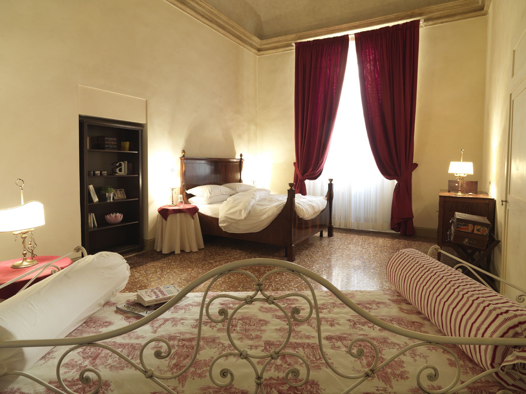Luxury Apartment In An Ancient Historical Palace In The Heart Of Bologna