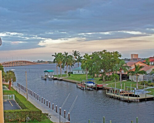 3-bedroom condo near beaches with water views