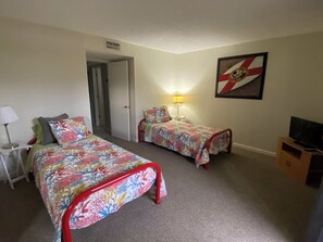 3 habitaciones, escritorio, tabla de planchar con plancha y wifi