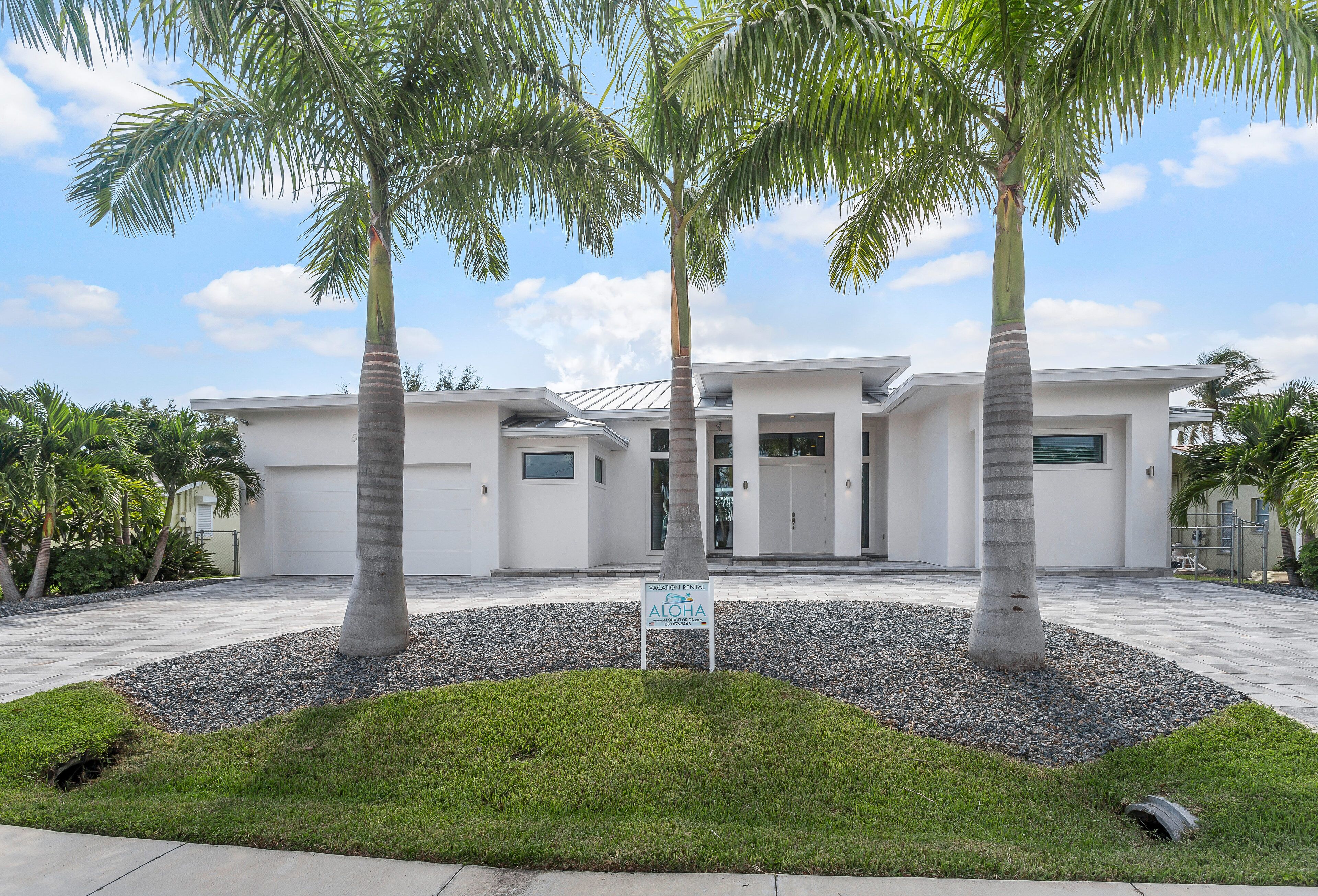 THE LAKE HOUSE -  Luxury Modern, Infinity-Pool, Western Exp., Lake Gulf Access,