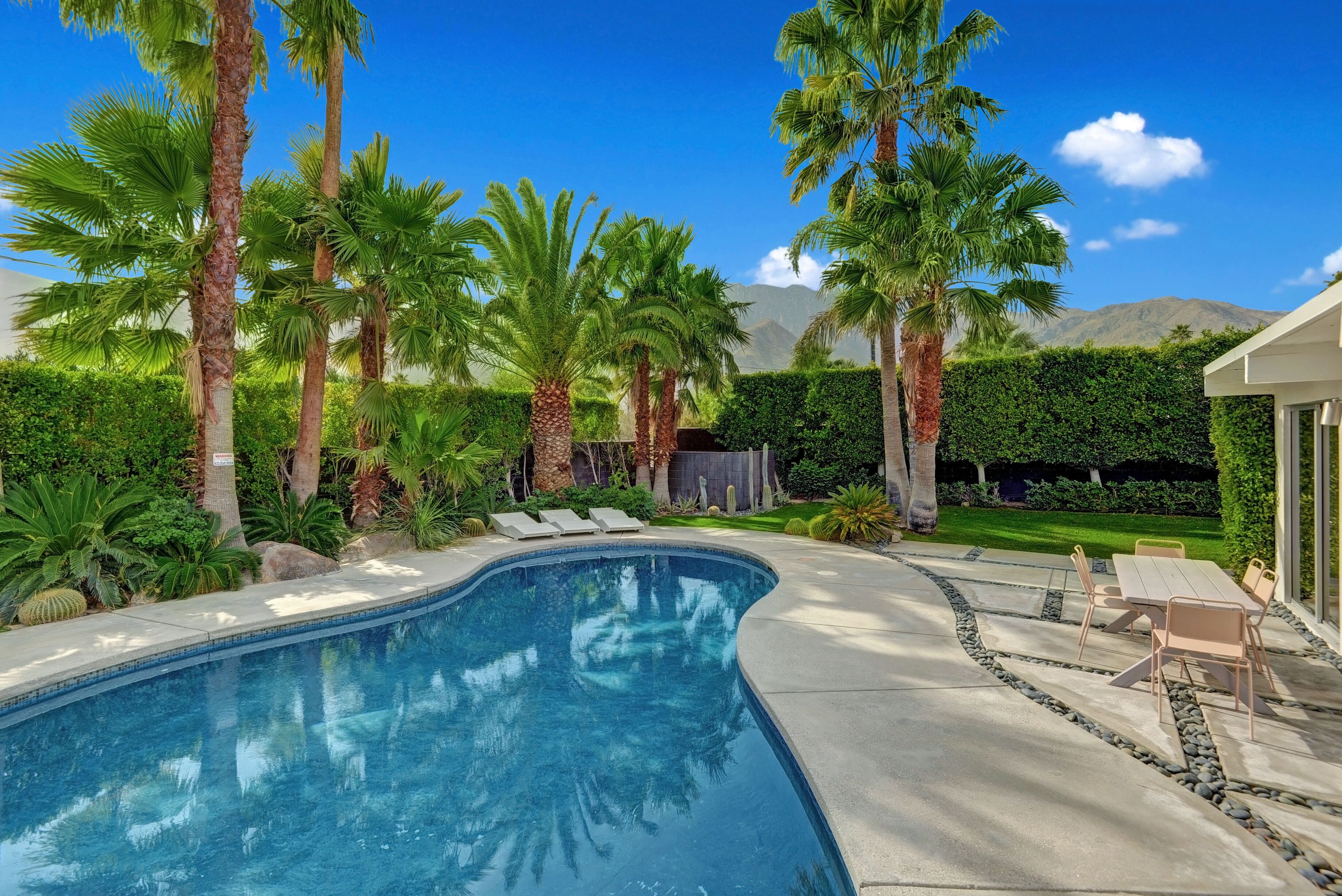 Laurel Modern - Meticulous Mid-Century Retreat w Saltwater Pool