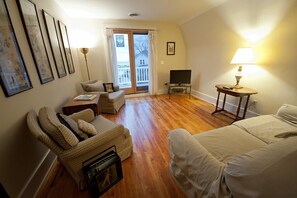 6 Schlafzimmer, Schreibtisch, Bügeleisen/Bügelbrett, WLAN