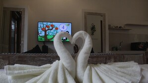 Sängyllä on pyyhe, joka on taiteltu kahden joutsenen muotoon.