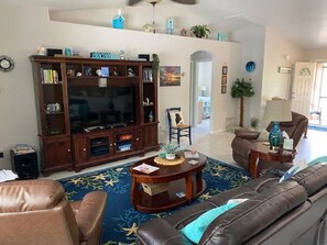 Smart TV, lettore DVD, libri, videoteca