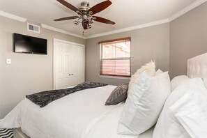 4 bedrooms, iron/ironing board, WiFi, bed sheets - Director’s Suite 4 Bedrooms (Austin)