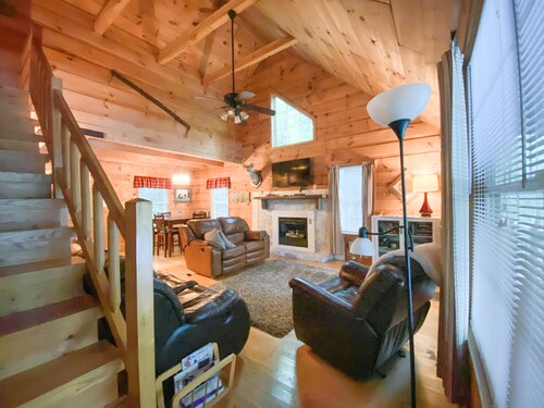 Your Own Private Lake ~ Secluded Cabin In The Woods ~ Romantic Retreat! 