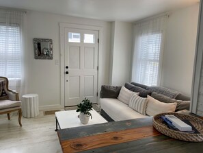 Smart TV, fireplace, books, stereo - Rustic Historic Old Town Home • Free Parking (Marblehead)