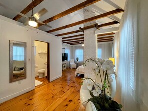 2 bedrooms, iron/ironing board, free WiFi, bed sheets - Magical Little Home in Historic District • Parking  • Rustic Luxury  • Outdoor.. (Marblehead)