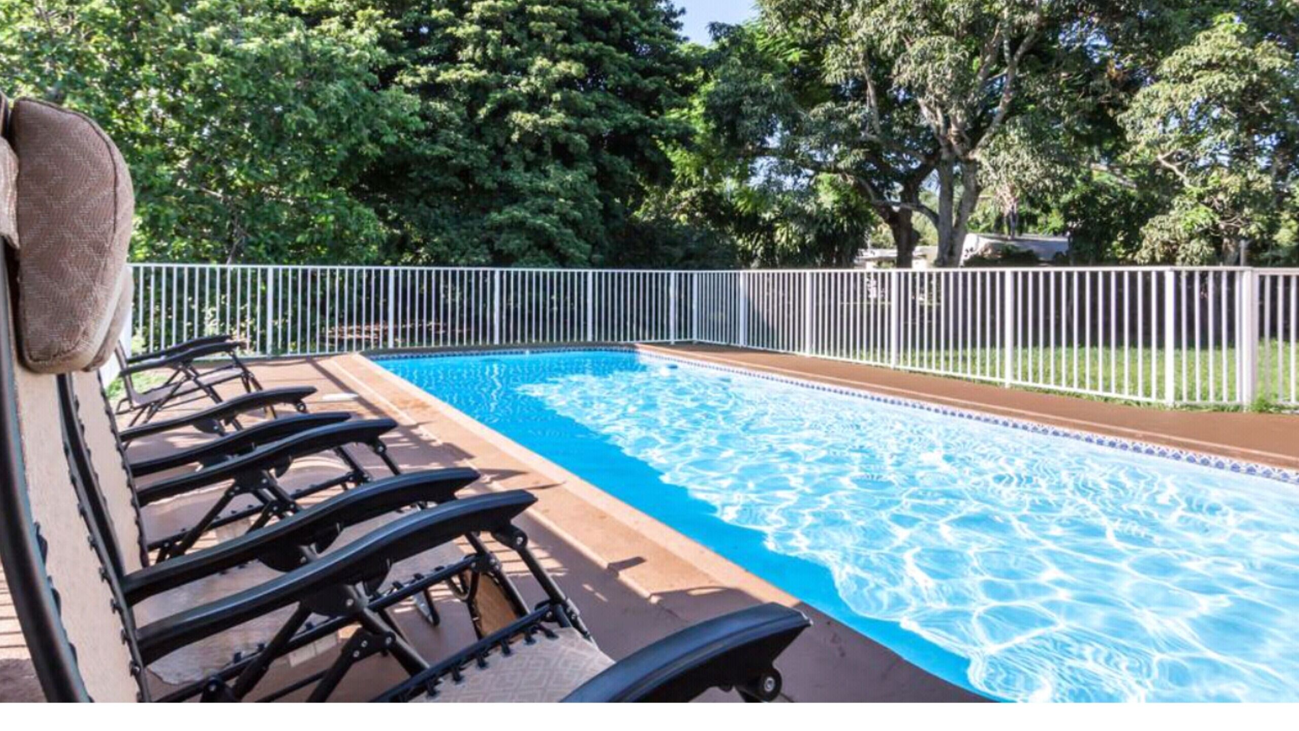 PLANTATION PARADISE..5 BEDROOMS 3 CUSTOM POOL HOME....