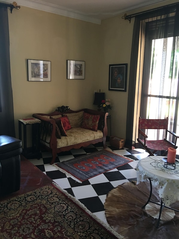 Televisio, DVD-soitin, kirjoja, stereot