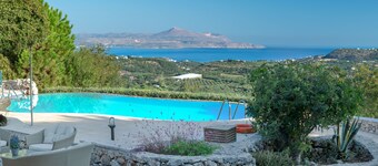 Spacious, Good Privacy, a Gorgeous Sea View, ideal for groups or large families.