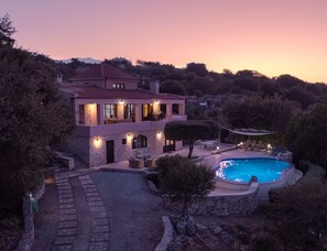 Exterior - Spacious, Good Privacy, a Gorgeous Sea View, ideal for groups or large families. (chania)