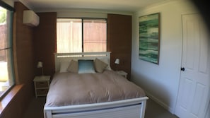 3 slaapkamers, een strijkplank/strijkijzer, reisbedje, wifi