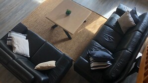 Smart-TV, DVD-spiller, bøker og filmbibliotek