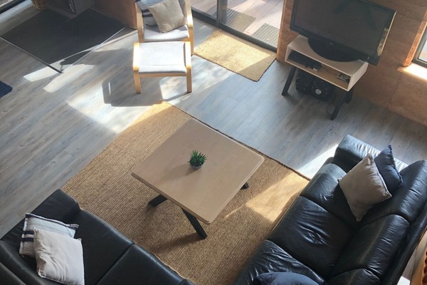 Älytelevisio, DVD-soitin, kirjoja, videokirjasto