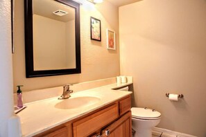 Combined shower/bathtub, jetted bath, hair dryer, towels