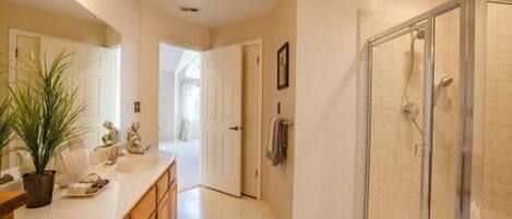 وحدات دش مع أحواض استحمام، حوض استحمام بنظام ضخ المياه، مجففات شعر