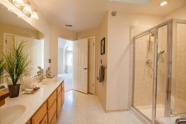 Combined shower/bathtub, jetted bath, hair dryer, towels
