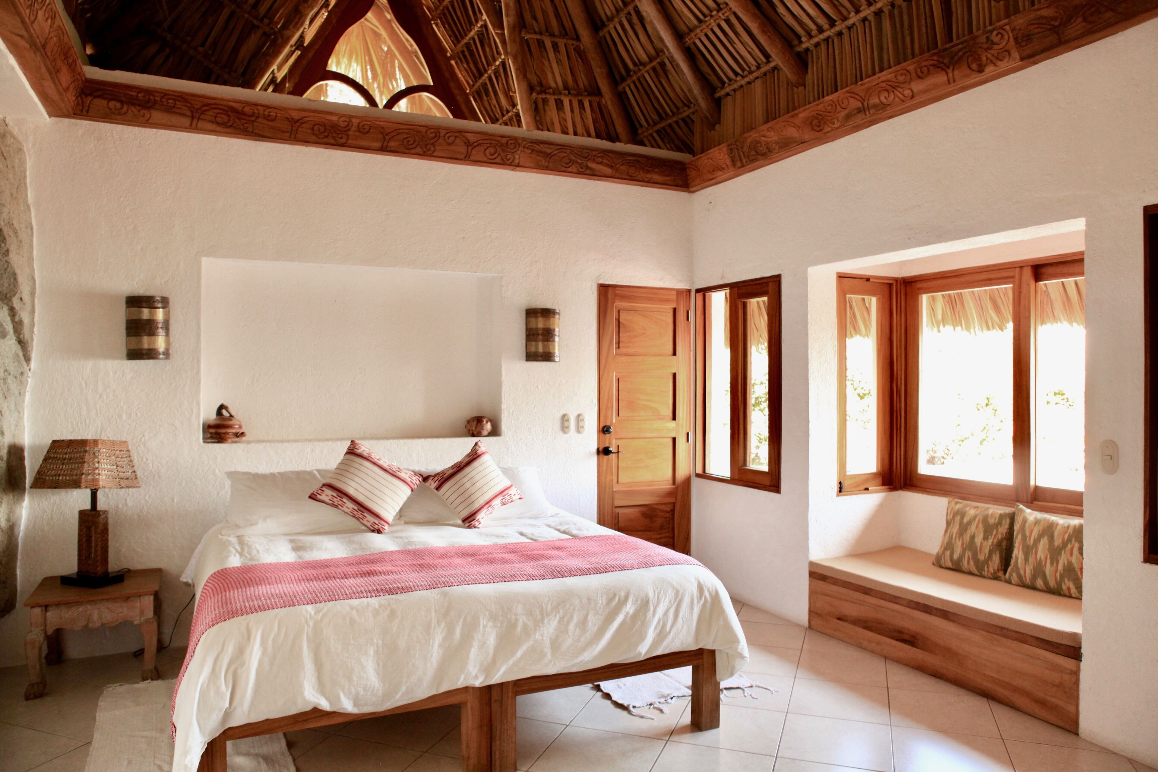 3 makuuhuonetta, tallelokero huoneessa, silitysrauta/-lauta