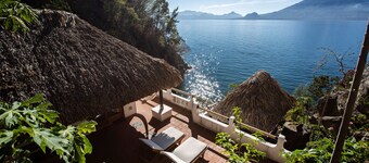 Exquisite Lake Front Villa: Private Cove, Sauna, Pizza Oven, Kayaks, SUPs