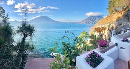 Exquisita villa frente al lago: ensenada privada, sauna, horno de pizza, kayaks, SUPs