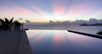 Eristäytynyt, yksinomainen, täysin yksityinen ylellinen huvila, josta on näkymät kauneimmalle lahdelle.