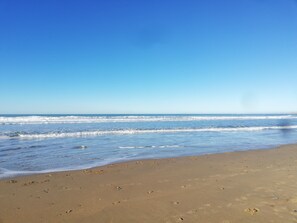 På stranden