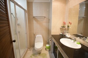Towels, toilet paper - View Talay 5C studio condo 116      (Muang Pattaya)