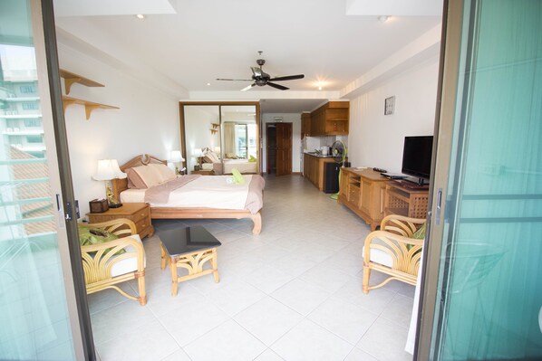 1 bedroom, in-room safe, bed sheets - View Talay 5C studio condo 116      (Muang Pattaya)