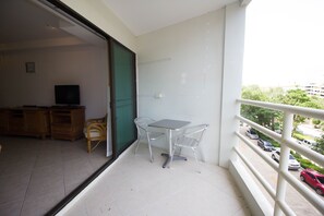 Outdoor dining - View Talay 5C studio condo 116      (Muang Pattaya)