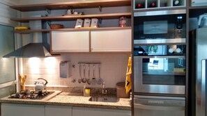 Refrigerador, microondas, horno, placa de cocina