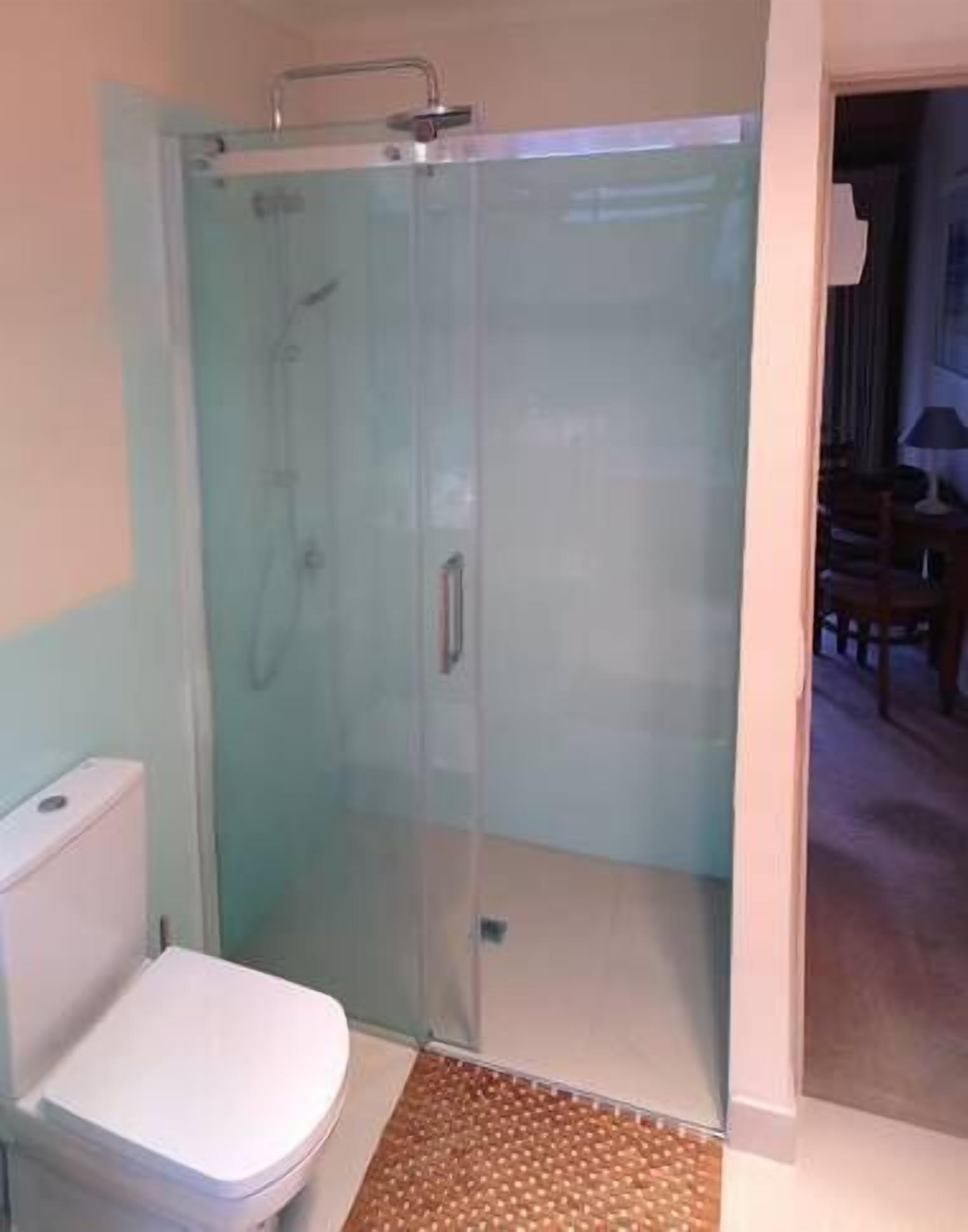 Baignoire, sèche-cheveux, serviettes fournies, savon