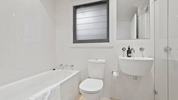 Douche, sĂšche-cheveux, serviettes fournies, papier toilette