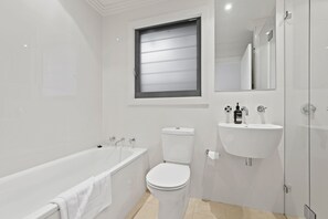 Douche, séchoir à cheveux, serviettes fournies, papier de toilette