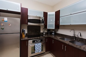 Refrigerador, microondas, horno, placa de cocina