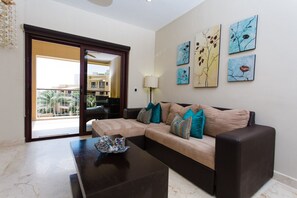 Télévision, lecteur de DVD, livres