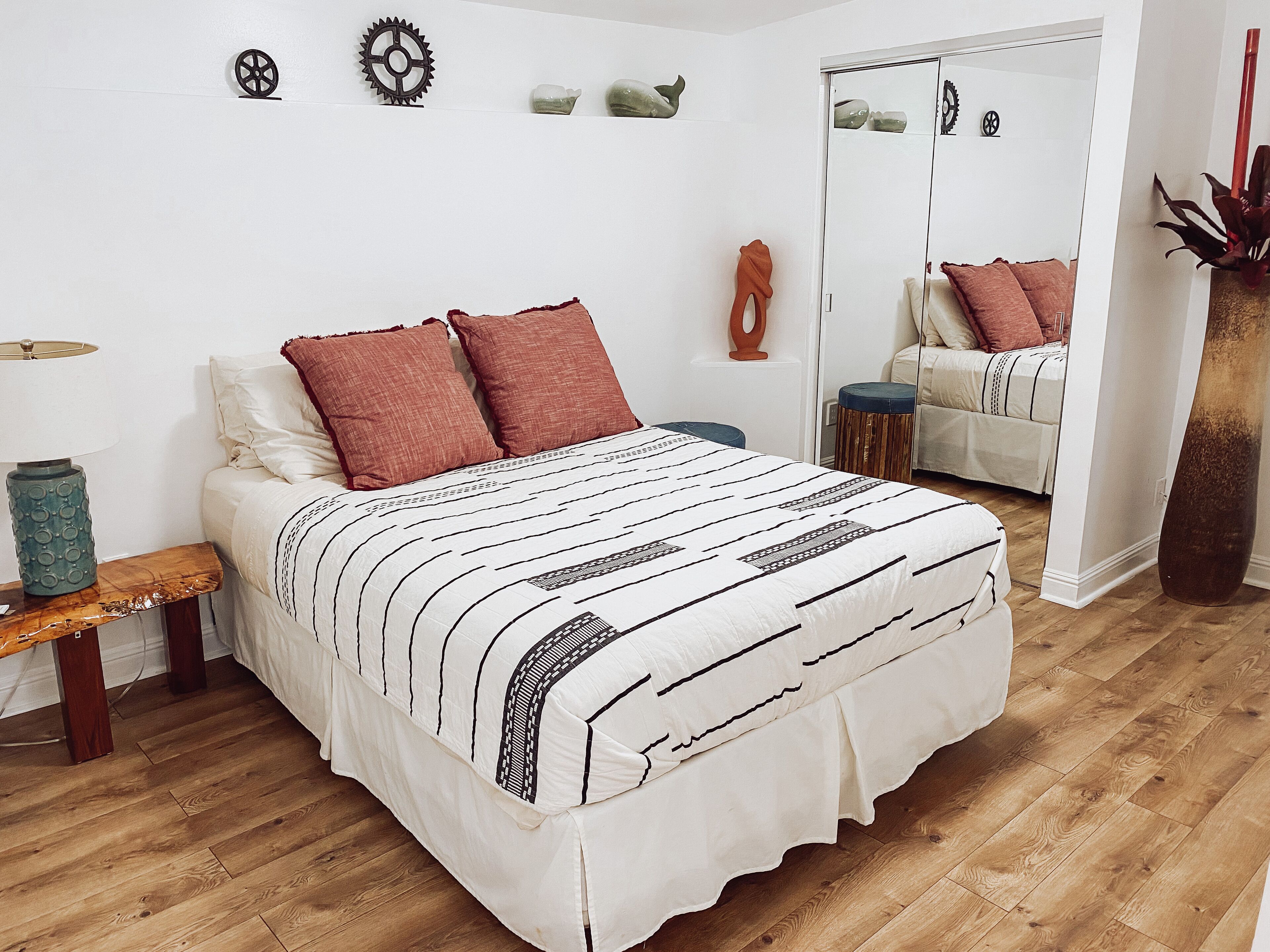 CHIC DESIGNER BTQ HOME 2 MILES FROM WAIKIKI.