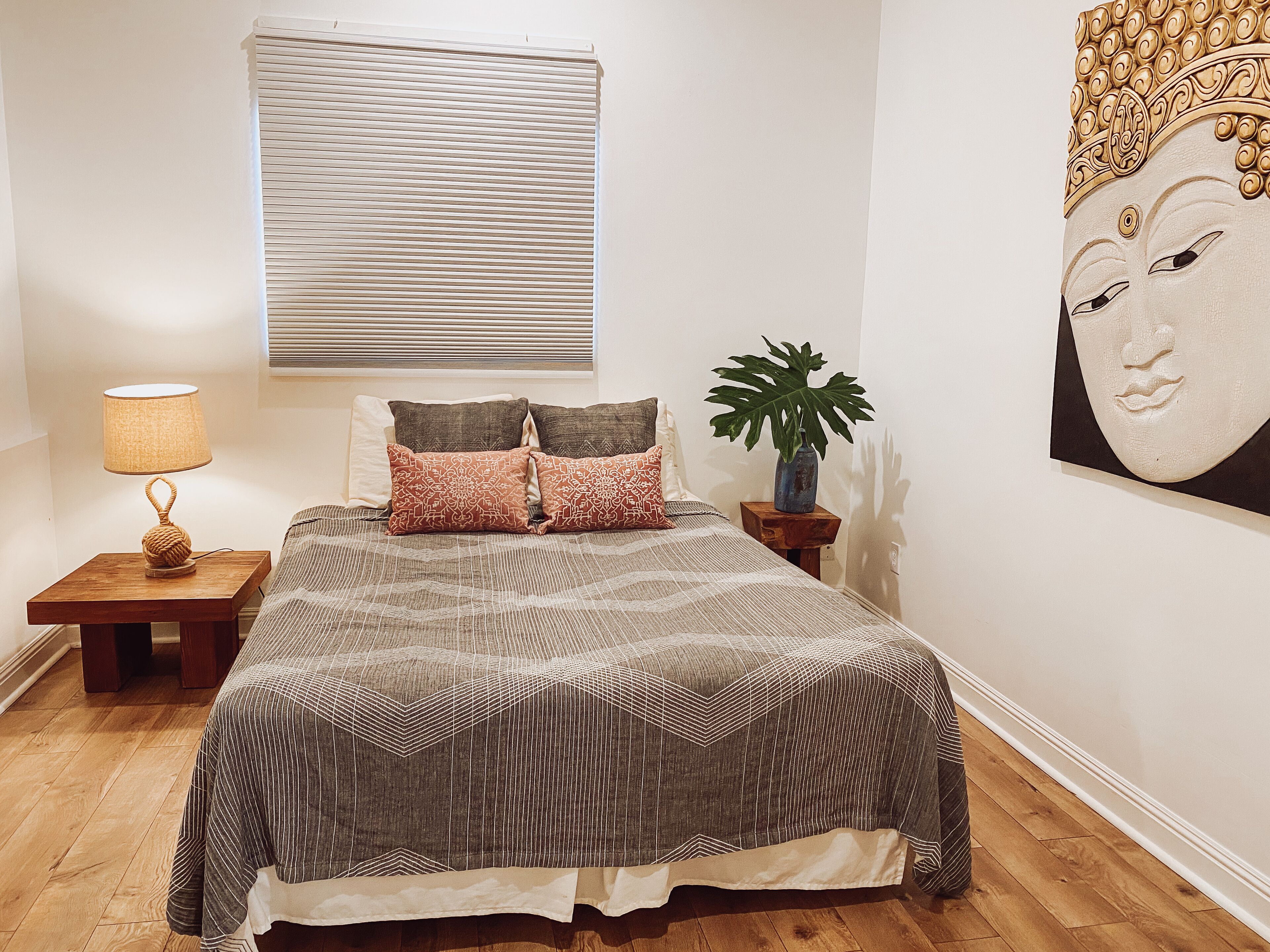 CHIC DESIGNER BTQ HOME 2 MILES FROM WAIKIKI.