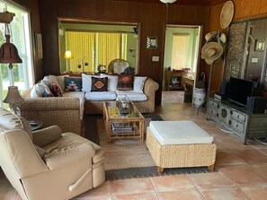 Smart TV, fireplace, books, computer monitors - Sebring Lakefront Home - Lake Josephine 'Little Piece Of Heaven' (Sebring)