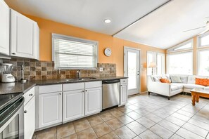 Fridge, microwave, oven, stovetop - 1 Block from beach-Gulf View! -Pet-Friendly (Galveston)