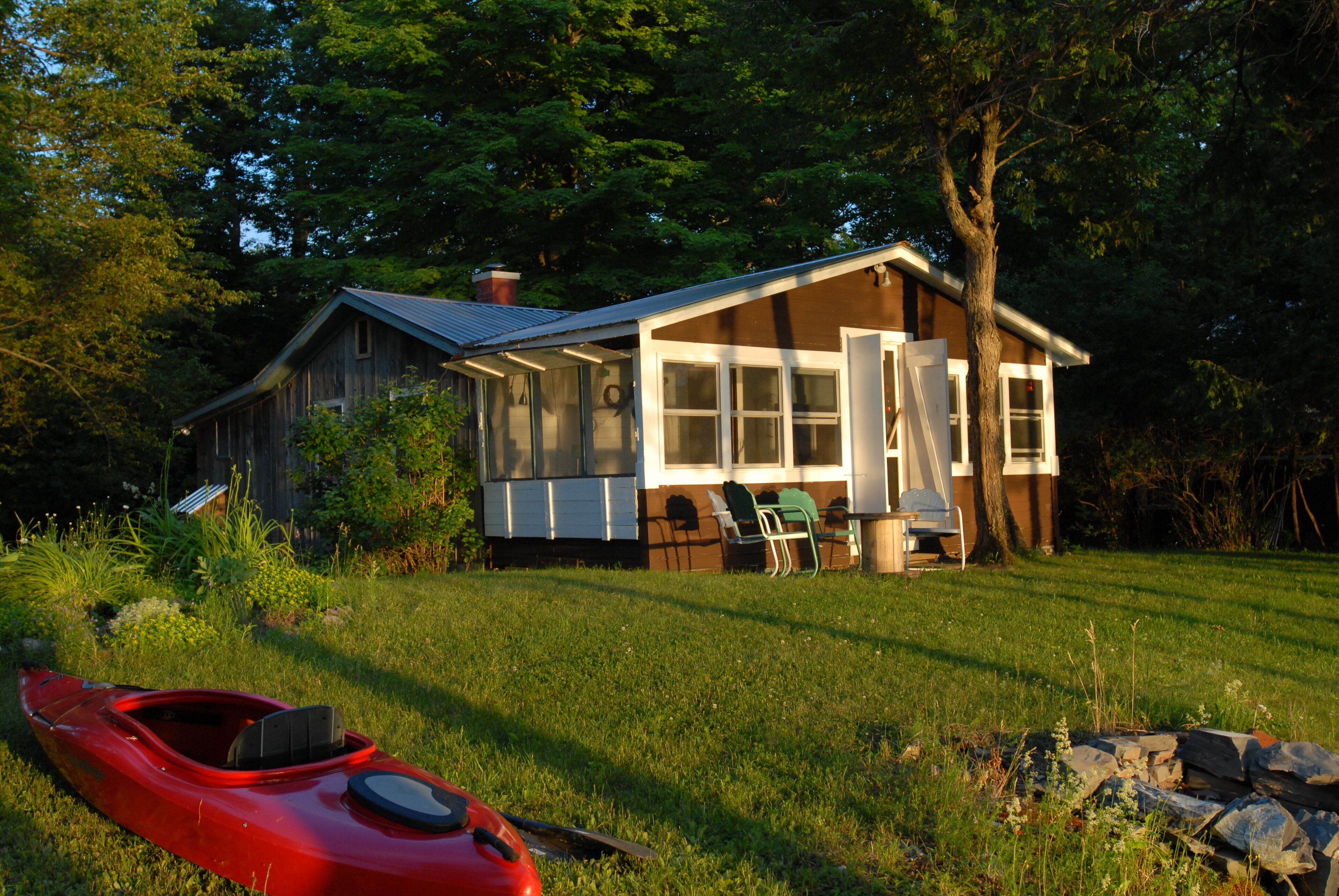 Private Secluded Waterfront Cottage - Getaway from It All!